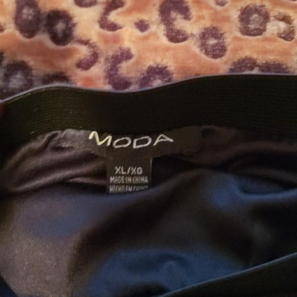 Silver & Black Metallic Pleated Skirt - Picture 5 of 7